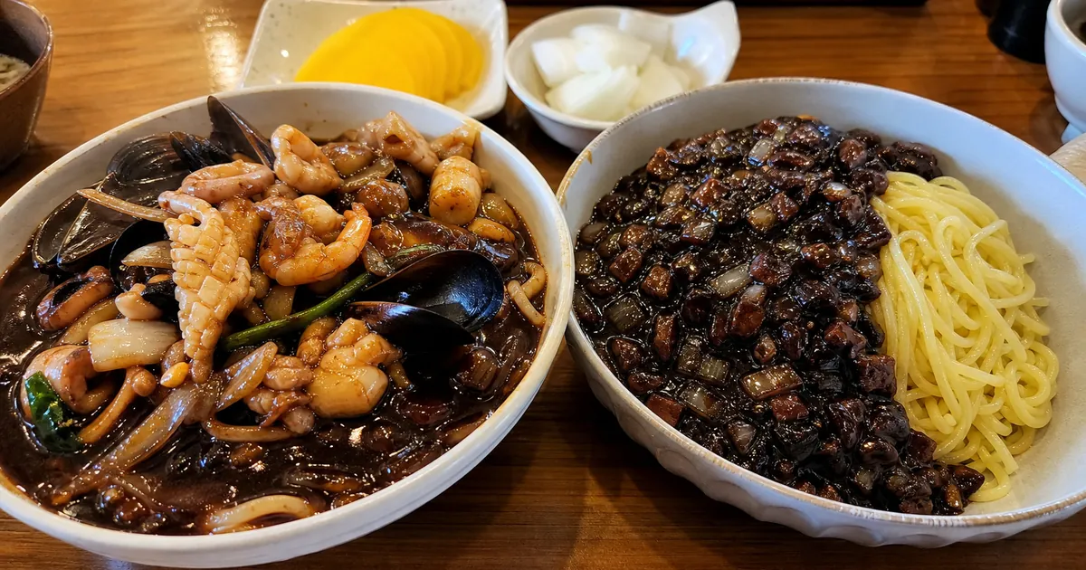 삼선짜장 간짜장 차이, 해산물 고명과 볶은 소스 주문 기준