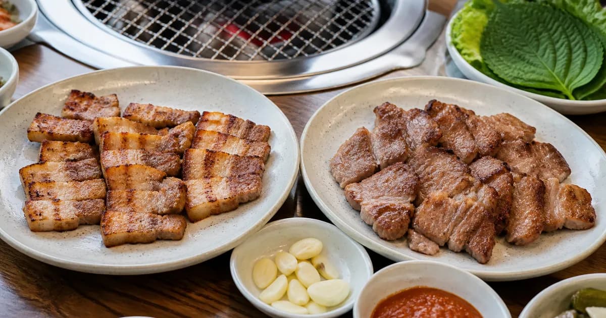 삼겹살과 목살을 나란히 담아 지방감과 살결 차이를 비교한 한식 고기 점심 상차림
