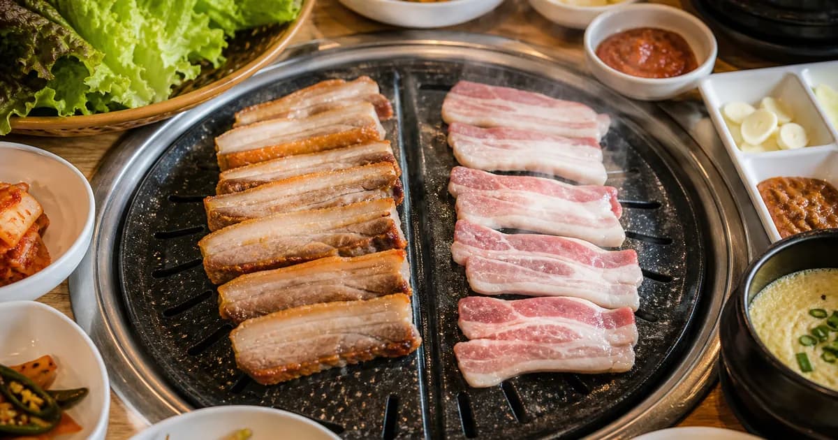 오겹살과 삼겹살을 불판에 나란히 올려 껍데기와 지방층 차이를 비교한 한식 점심 상차림